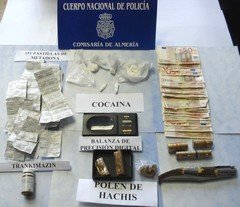 Tres detenidos y dos domicilios de las "200 viviendas" de Roquetas registrados en una operación antidroga